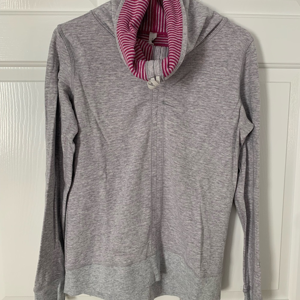 Lululemon In A Cinch pullover size 6